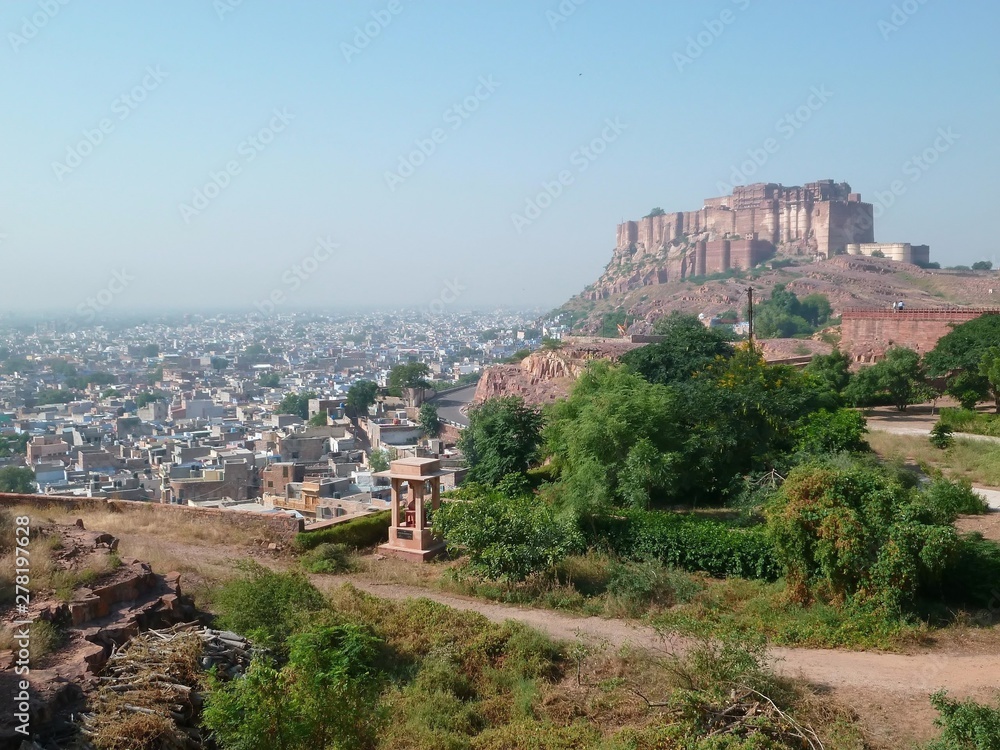 Jodhpur, panorama sur la ville bleue du Rajasthan, surplombée par la forteresse de Mehrangarh (Inde)