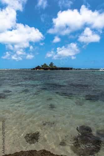 Fototapeta Naklejka Na Ścianę i Meble -  The coast along Kawela Beach, Oahu, Hawaii