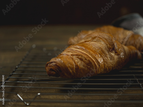 Chrupiący croissant w zbliżeniu photo