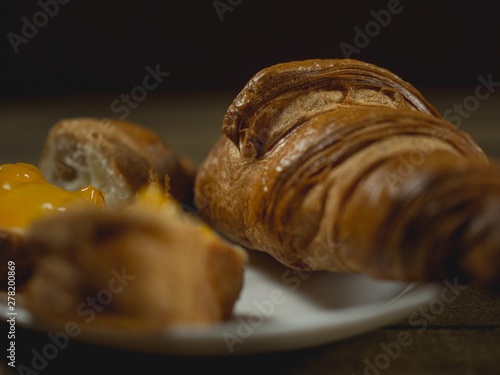 Chrupiący croissant w zbliżeniu photo