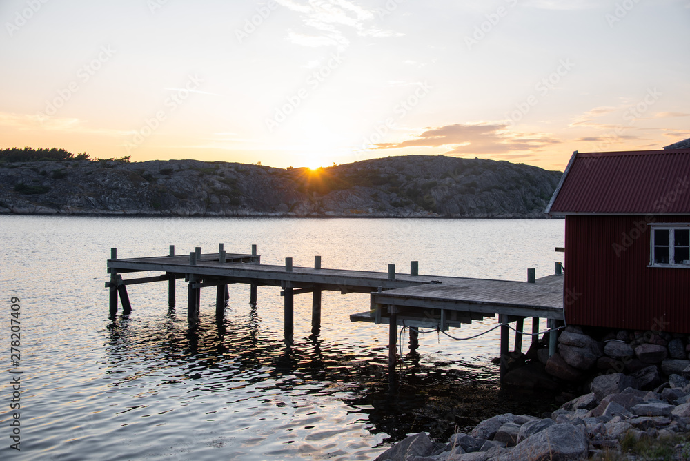 Obraz premium Evening view of the heavy coast in Resö.