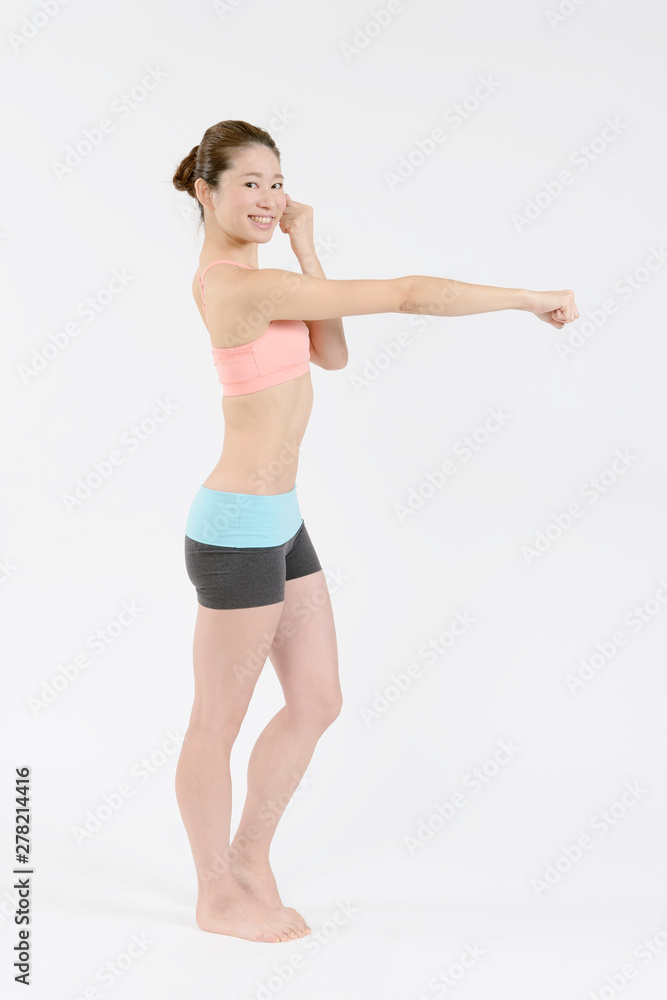 パンチする女性 パンチする女性