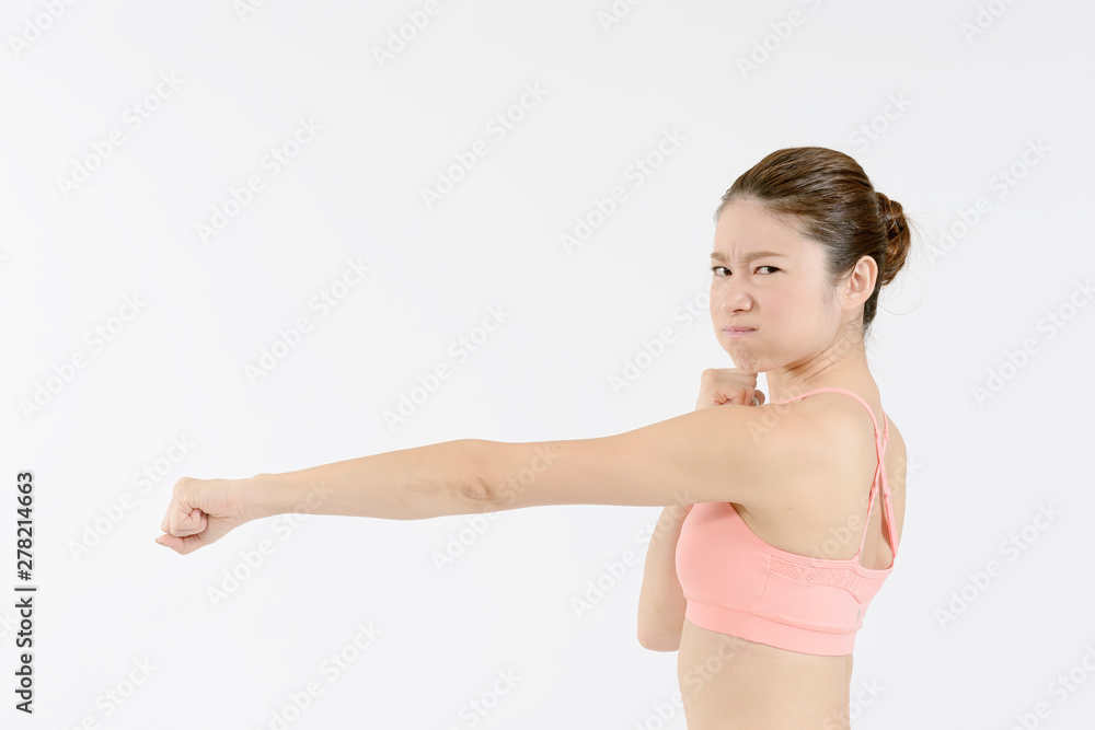 パンチする女性