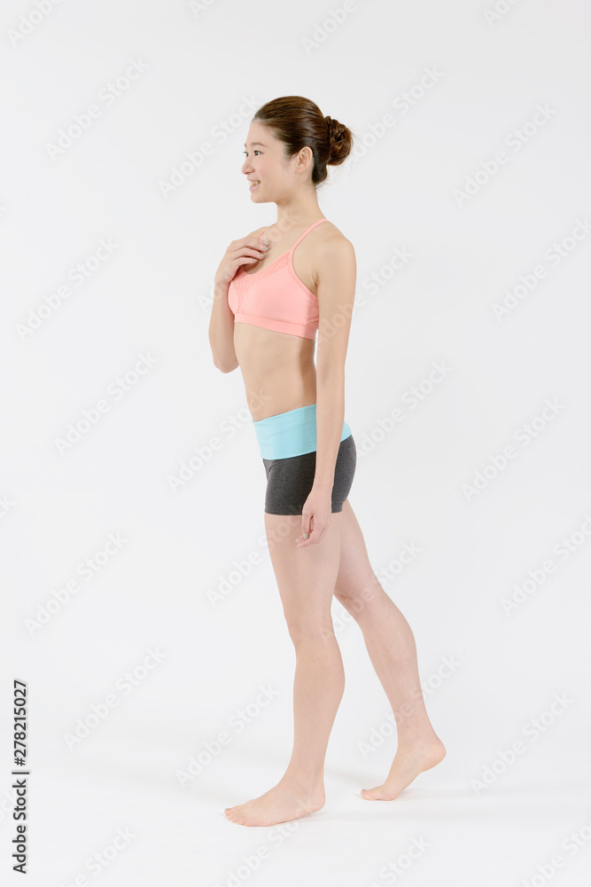 歩く女性