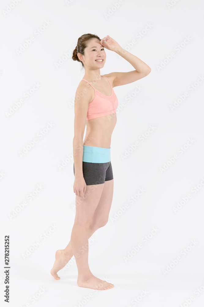 歩く女性 歩く女性