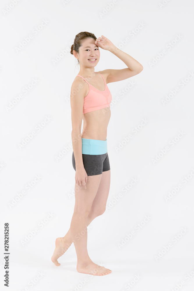 歩く若い女性 歩く若い女性