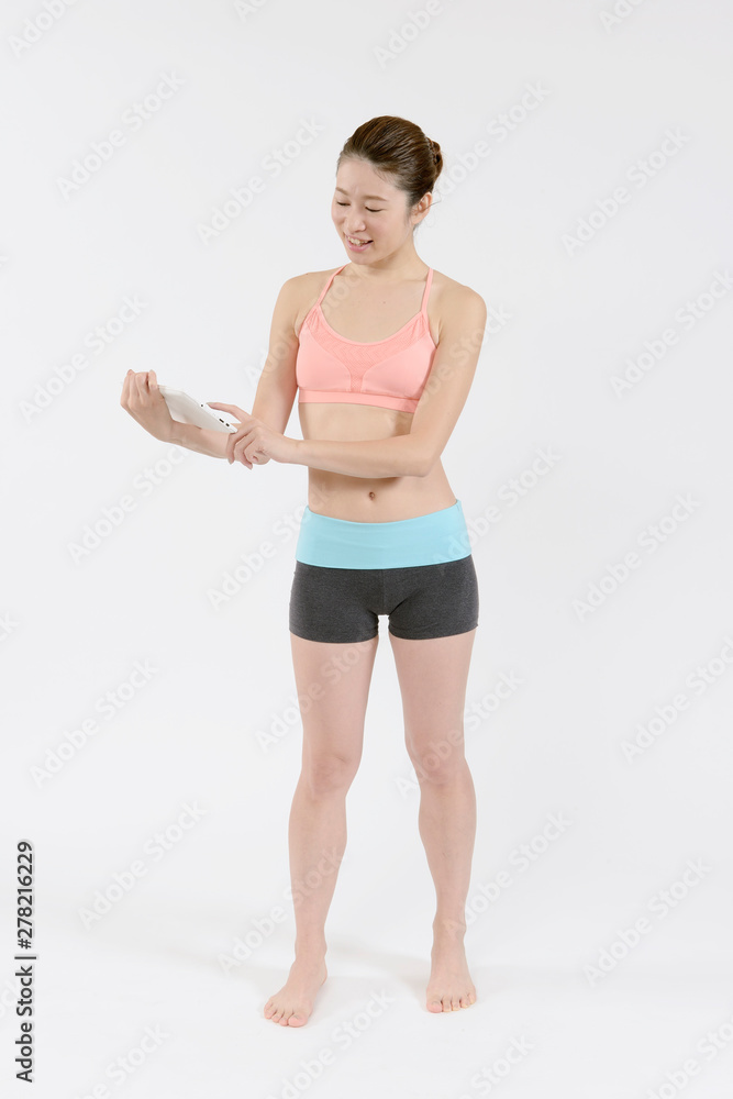 タブレットを見る若い女性 タブレットを見る若い女性