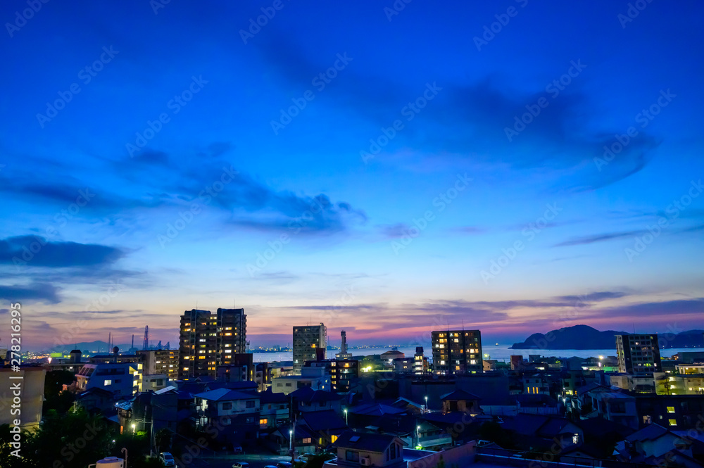 Naklejka premium 海峡を望む街の夕暮れ