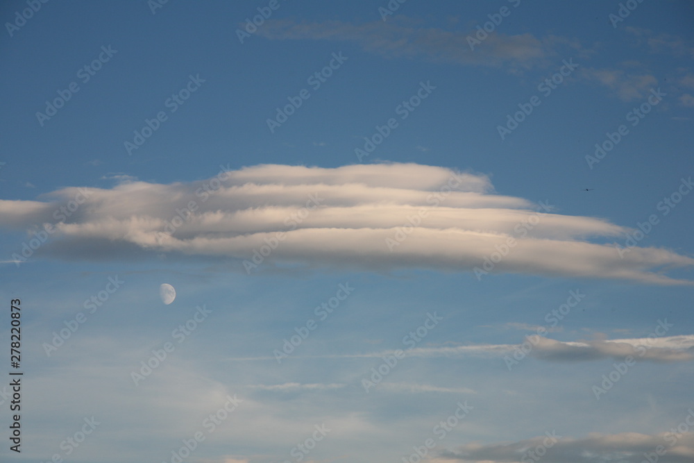Cirruswolken mit Mond und Segelflieger Cirruswolken mit Mond und Segelflieger