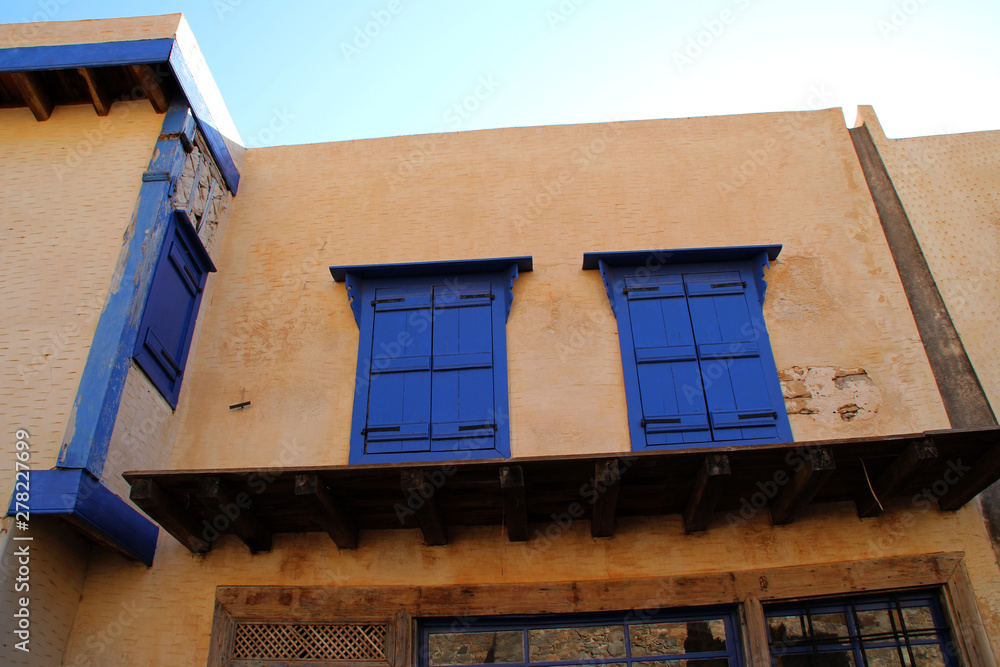 Fototapeta premium Blaue Fensterläden auf Spinalonga
