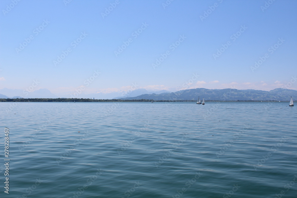Sailors on Lake Constance, in the background the Alps