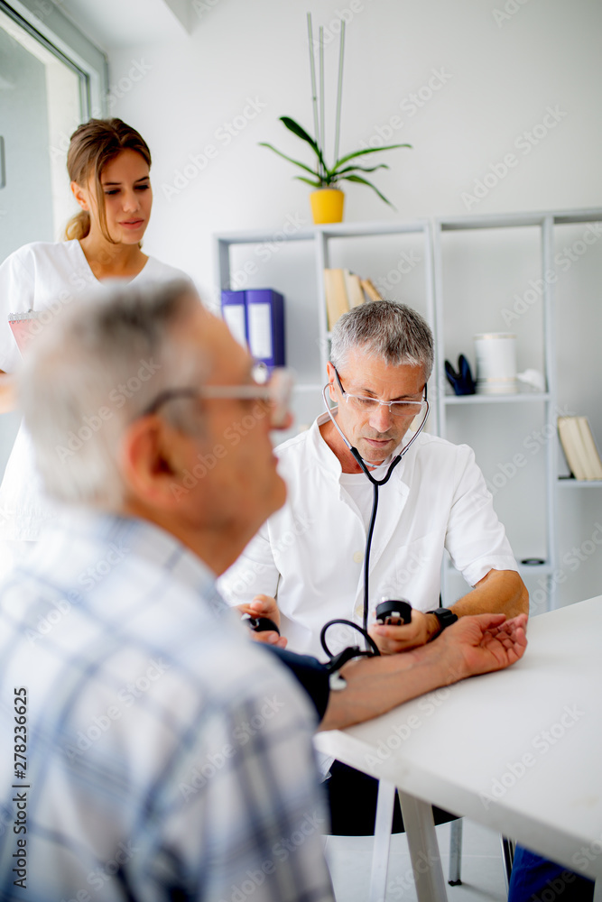 Obraz premium Offering his expert advice to his patient