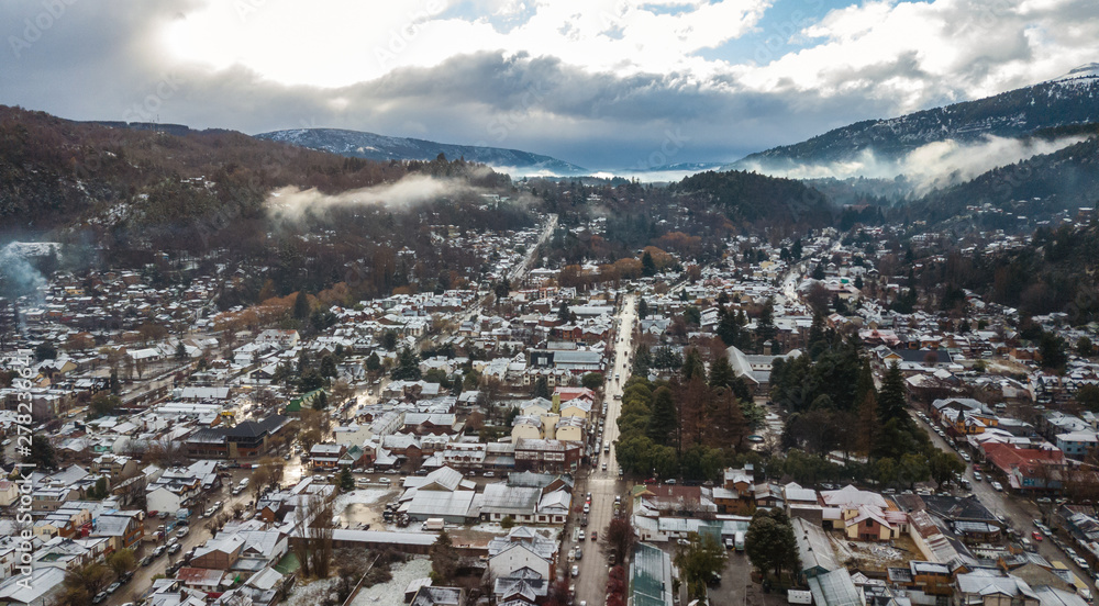 Centro de la ciudad alpina con nieve, fotografía con drone