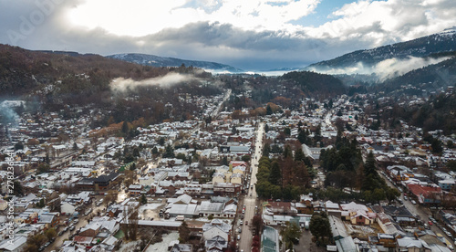 Centro de la ciudad alpina con nieve, fotografía con drone © gusariase