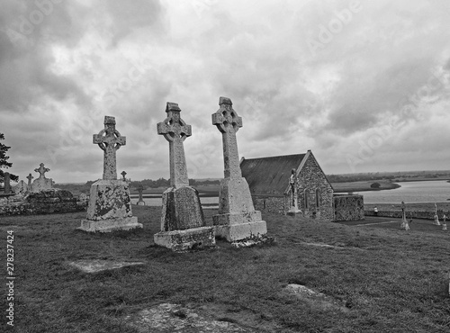 Clonmacnoise - eine einzigartige Klosterruine im County Offaly in Graustufen