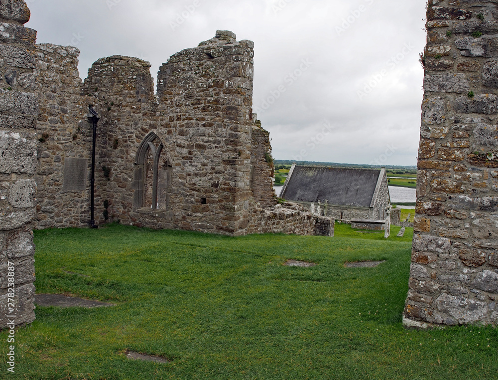 Clonmacnoise - eine einzigartige Klosterruine im County Offaly Clonmacnoise - eine einzigartige Klosterruine im County Offaly