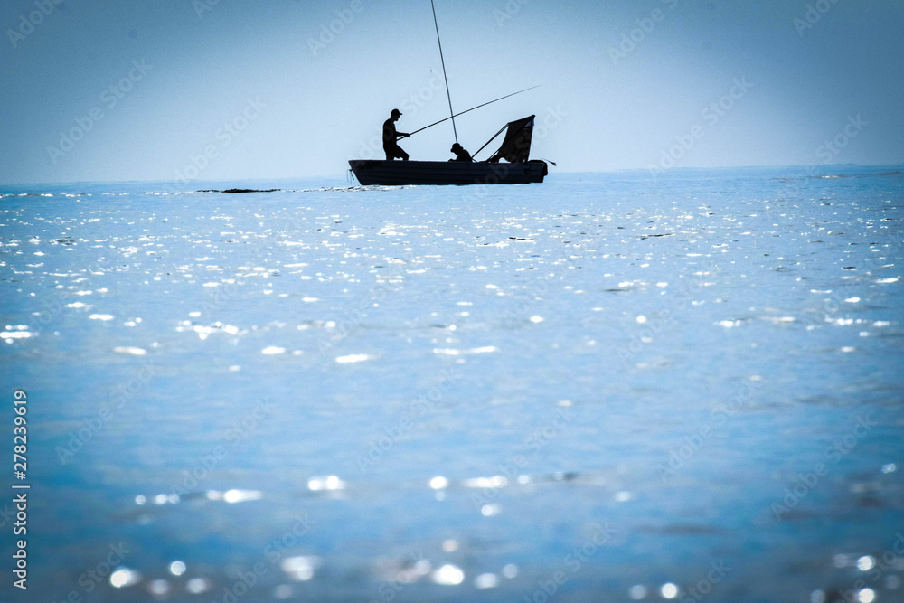 Naklejka premium Fisherman on the boat the sea