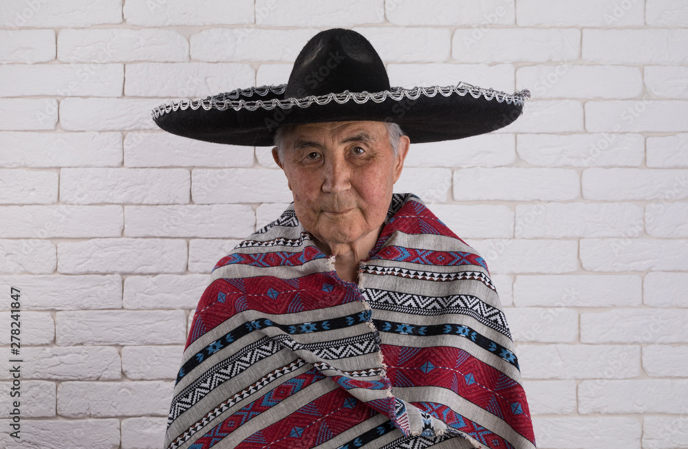 old mexican man in sombrero foto de Stock | Adobe Stock