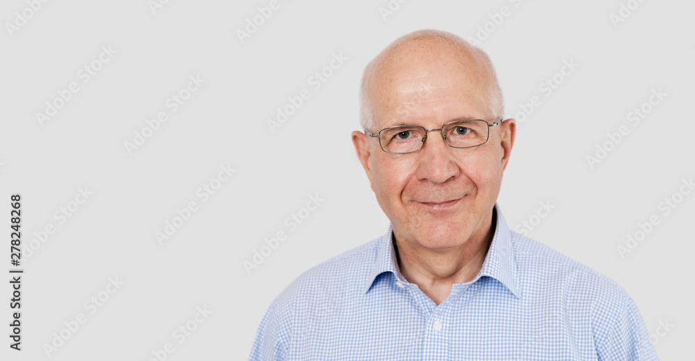 Portrait of senior man with glasses - obrazy, fototapety, plakaty 