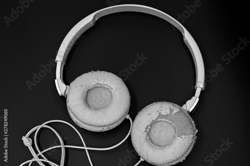Φωτογραφία Old white headphones on black background