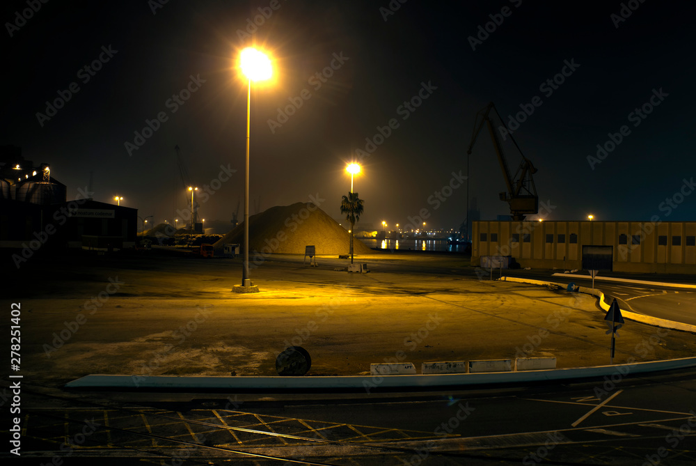 el puerto parado por la noche, Tarragona (España)