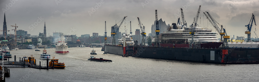 Hafenpanorama von Hamburg bei wolkigem Wetter mit Elbphilharmonie im Hintergrund