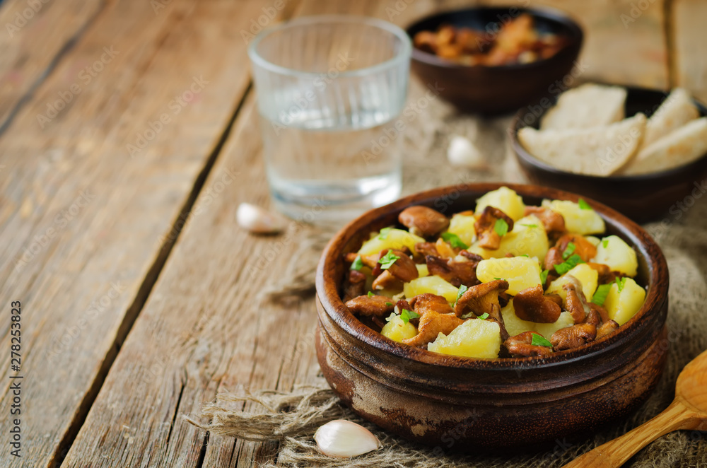 Fototapeta premium Chanterelle onion fried potatoes and shredded parsley