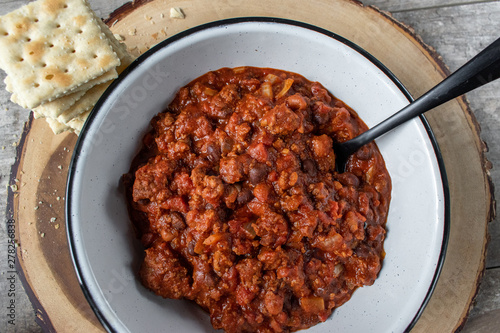 Φωτογραφία warm bowl of chili and beans with crackers in rustic setting flat lay