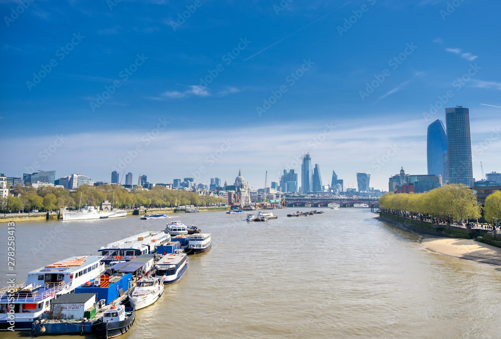 Obraz premium A view along the River Thames on a sunny day in London, UK.