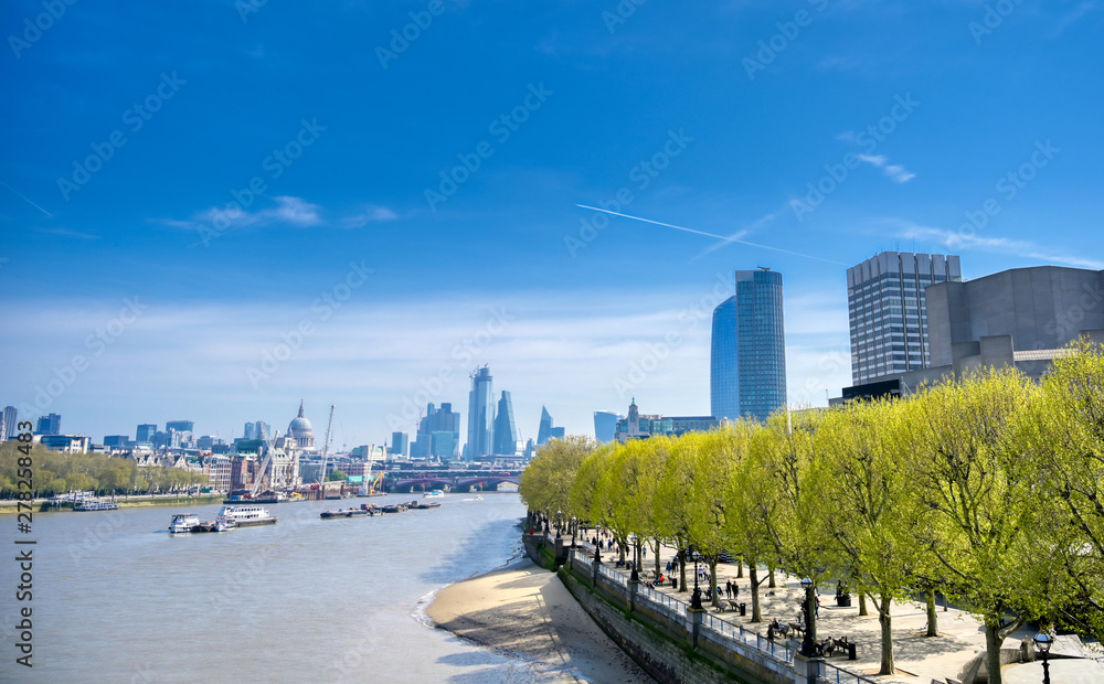 Fototapeta premium A view along the River Thames on a sunny day in London, UK.