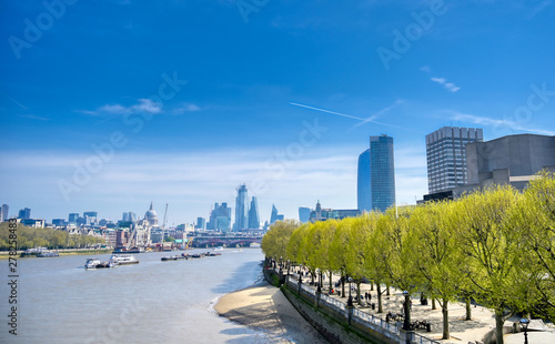 Obraz na płótnie A view along the River Thames on a sunny day in London, UK. w salonie