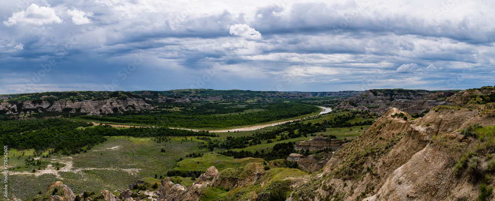 Fotografija The Rugged Views of Theodore Roosevelt National Park in July