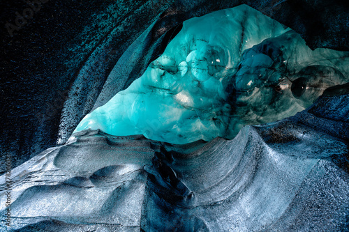 Blue crystal ice cave, unde...