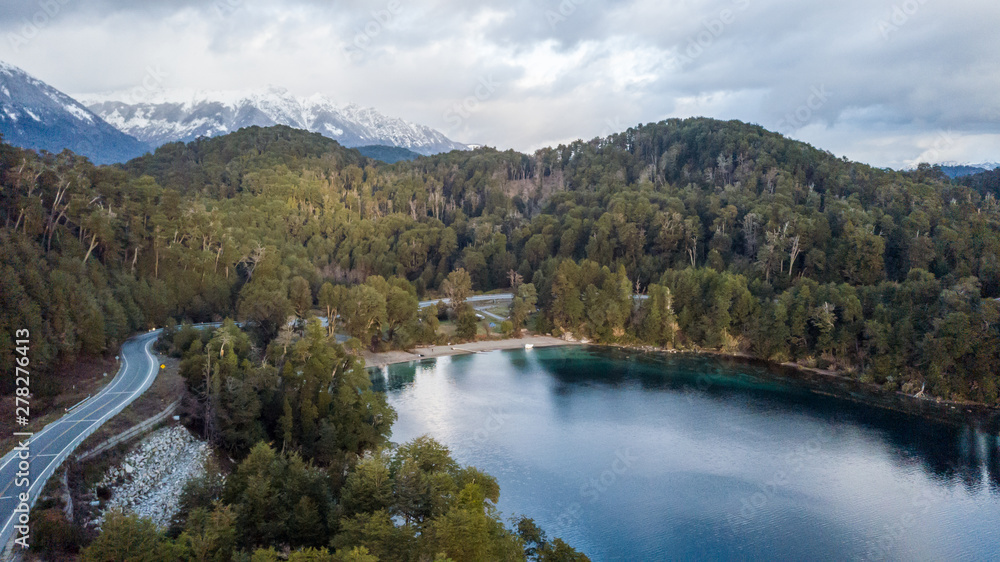 vuelvo de drone sobre ruta y lago