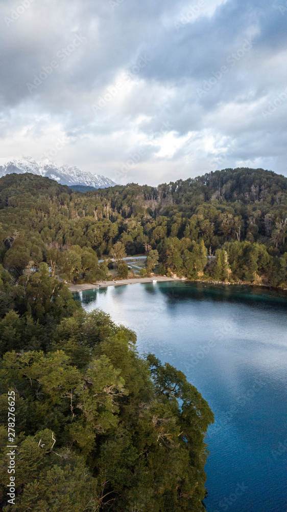 vuelvo de drone sobre ruta y lago
