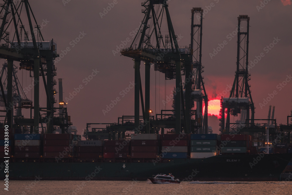 Obraz premium Sunset against a port