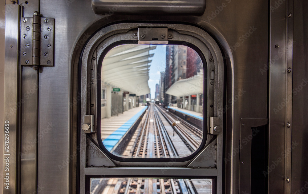 Fototapeta premium view of Washington/Wabash station through the window at the back of a Chicago EL train.
