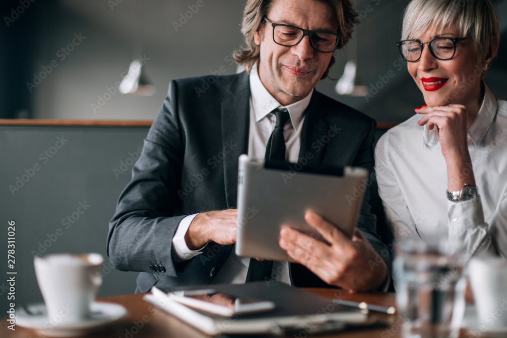 © Studio Firma/Stocksy - Casual Business Meeting