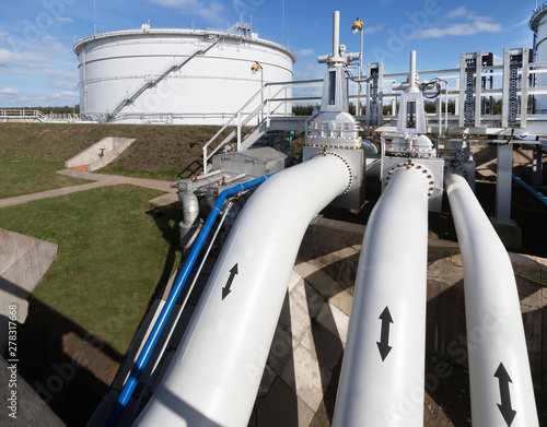 Oil storage tanks.Oil terminal capacities and pipes and valves. Oil and other liquid storage capacities.