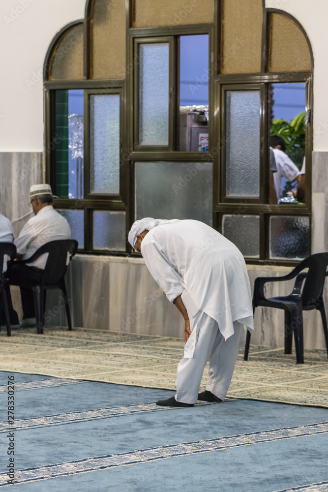 Φωτογραφία Muslim believer prays in prayer room of the Ahmadiyya Shaykh Mahmud mosque in Ha