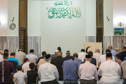 Valokuvatapetti Muslim believers pray in prayer room of the Ahmadiyya Shaykh Mahmud mosque in Ha