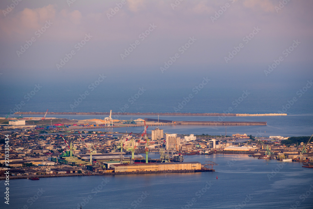 Obraz premium 夕暮れ造船所