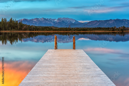 To leave he goes there only wind and fish know the silence to break through..Verlassen geht er da nur Wind und Fische wissen die Stille zu durchbrechen.