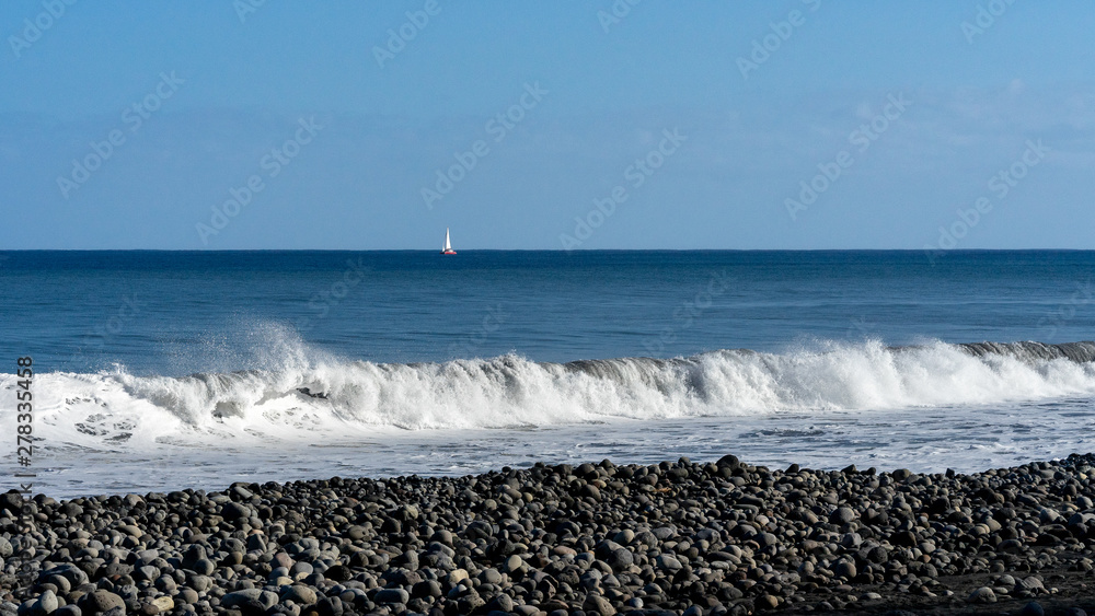 houle et vagues sur la plage de galets houle et vagues sur la plage de galets