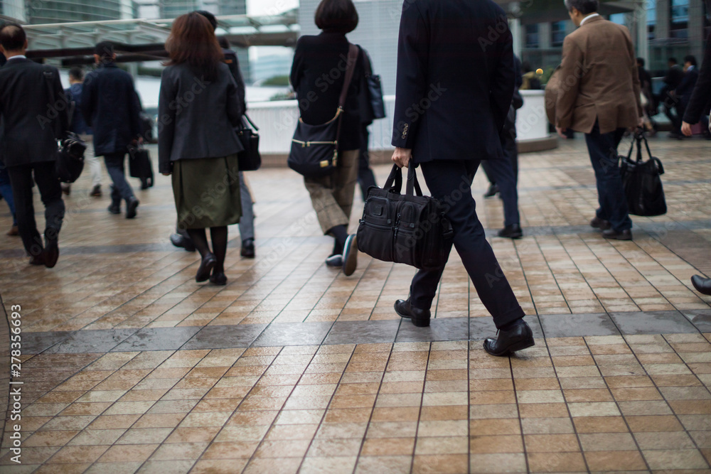 暗い通勤風景　後ろ姿