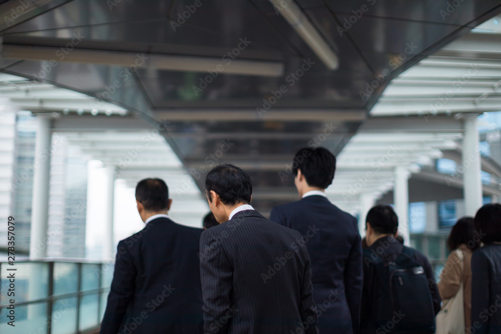 孤独な男性のイメージ