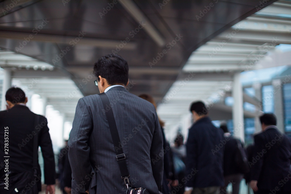 孤独な男性のイメージ