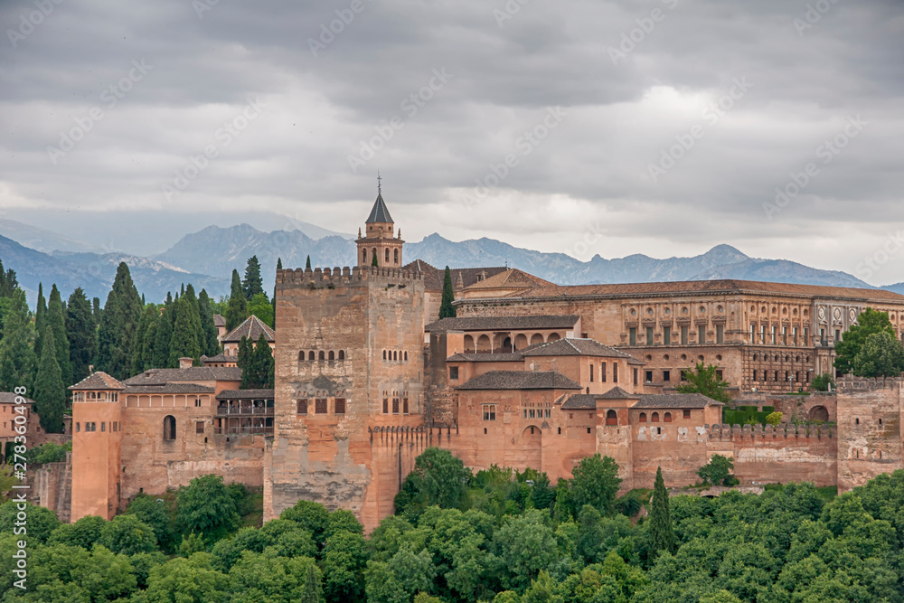 Hermosa alcazaba nazarí de la Alhambra de Granada, Andalucía	