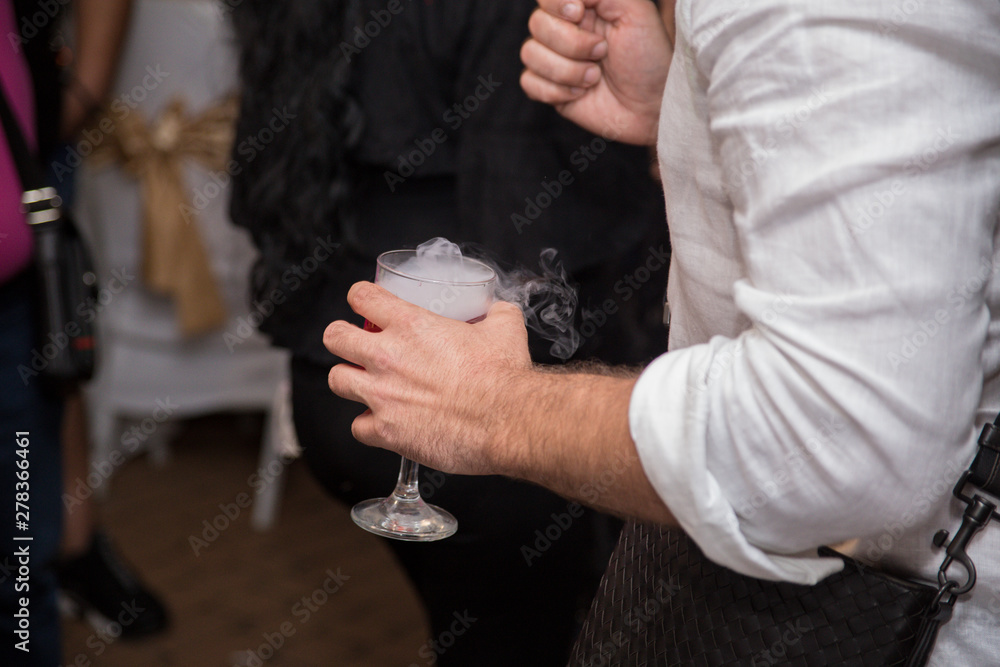 Obraz premium Trzymając szkło do palenia