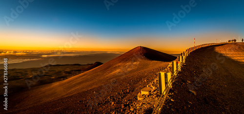 ハワイ　マウナケア山頂の朝陽